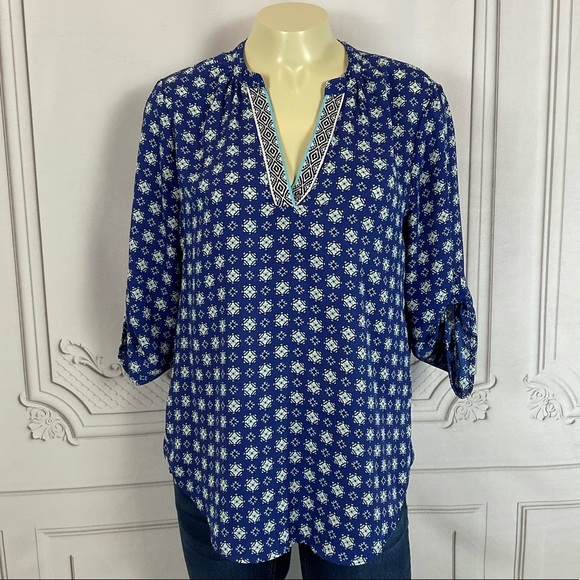 Society Girl Roll Tab Sleeves Blouse Women’s Small HiLo Hem Blue Geometric - Picture 1 of 4